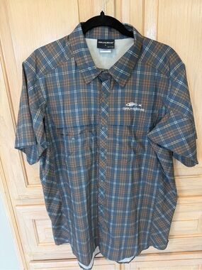 Men’s Short Sleeve Plaid Button-Up Shirt in Blue/Brown